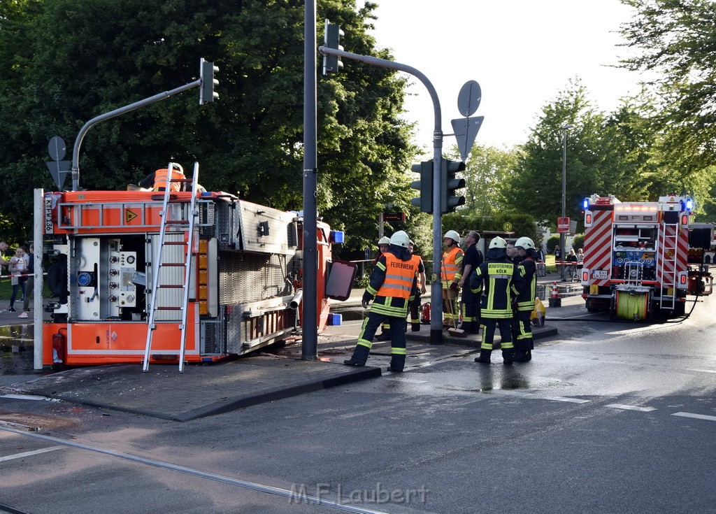 TLF 4 umgestuerzt Koeln Bocklemuend Ollenhauer Ring Militaerringstr P007.JPG - Miklos Laubert